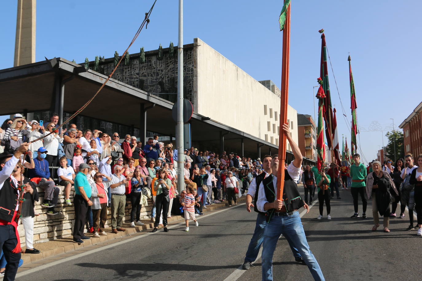 Desfile de pendones y carros engalanados en la romería de San Froilán. 