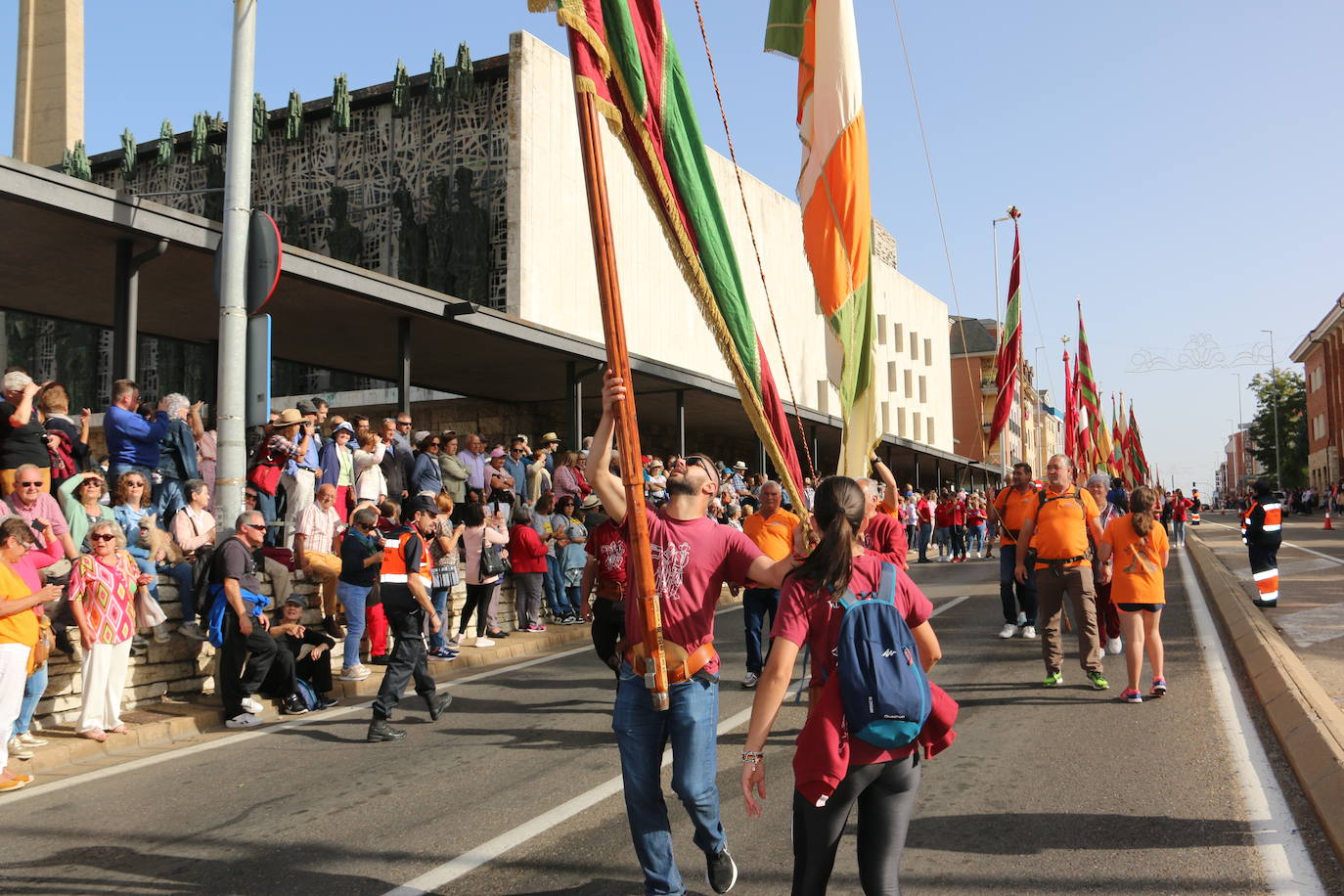 Desfile de pendones y carros engalanados en la romería de San Froilán. 