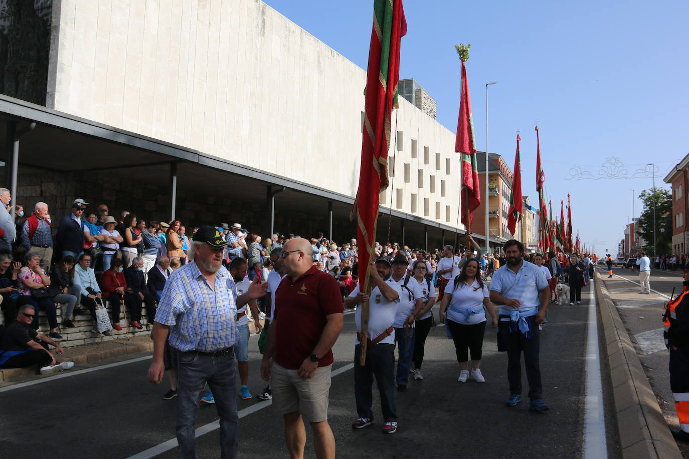 Desfile de pendones y carros engalanados en la romería de San Froilán. 