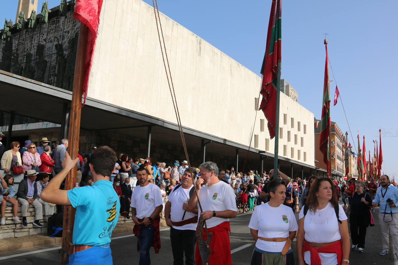 Desfile de pendones y carros engalanados en la romería de San Froilán. 