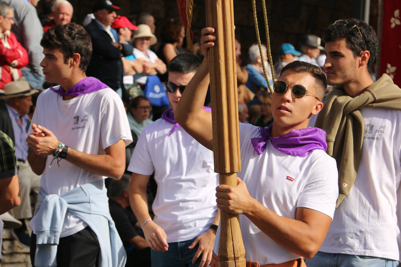 Desfile de pendones y carros engalanados en la romería de San Froilán. 