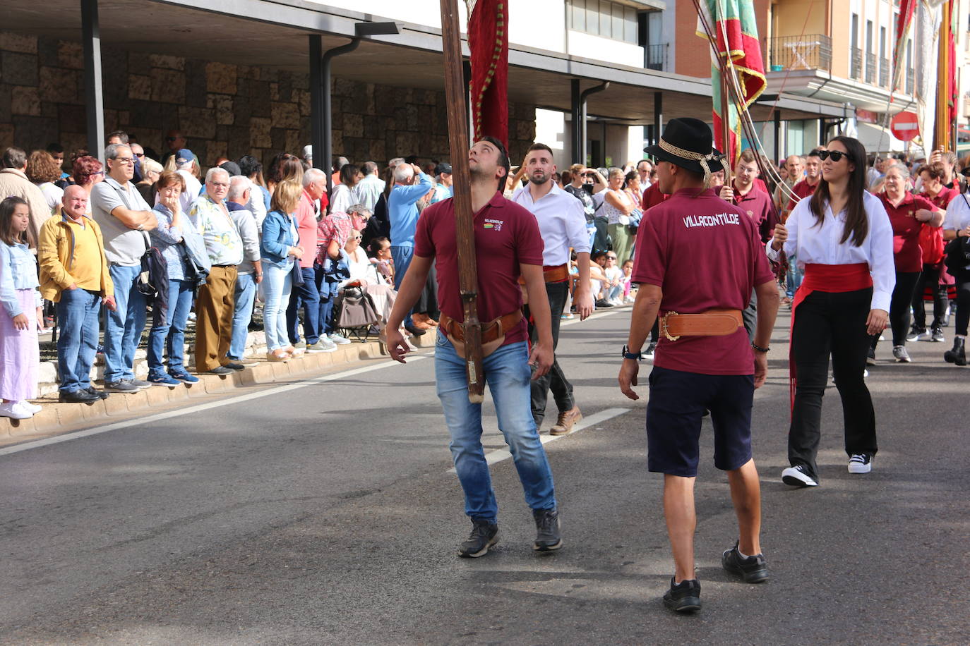 Desfile de pendones y carros engalanados en la romería de San Froilán. 