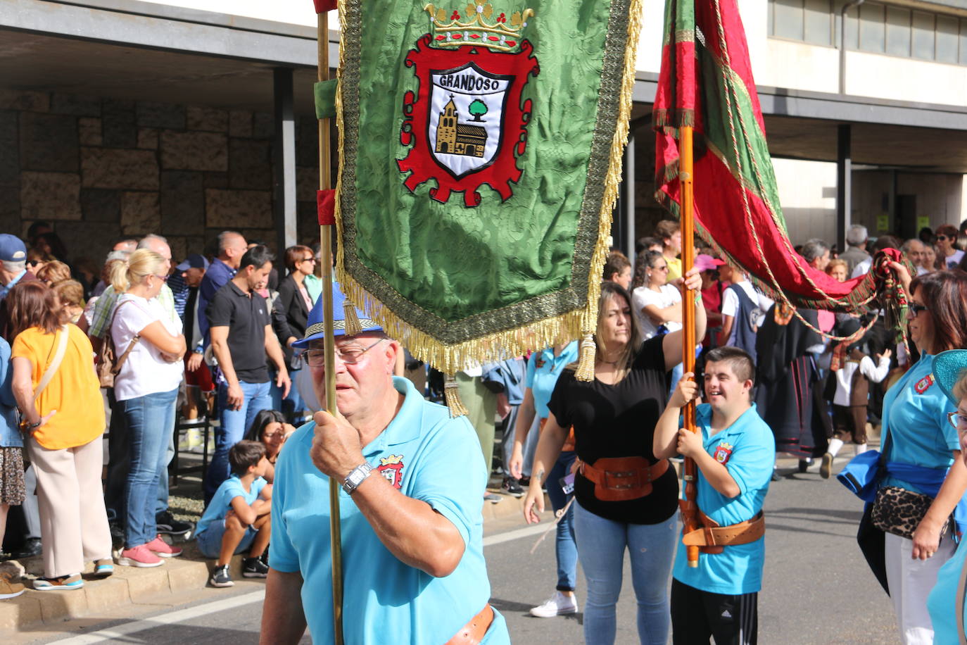 Desfile de pendones y carros engalanados en la romería de San Froilán. 