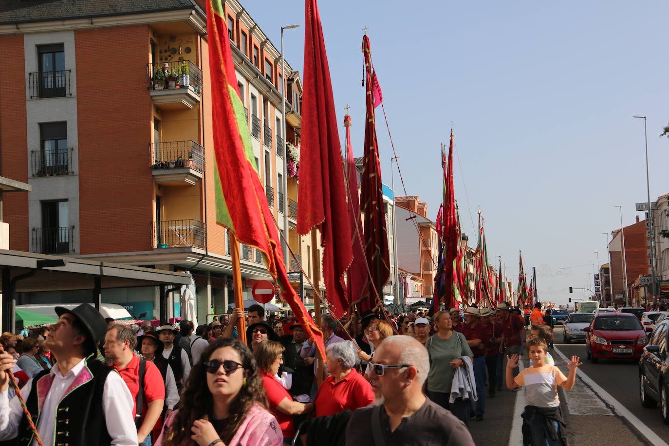 Desfile de pendones y carros engalanados en la romería de San Froilán. 