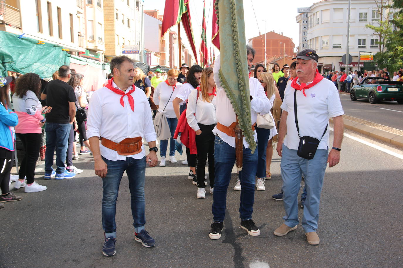 Desfile de pendones y carros engalanados en la romería de San Froilán. 