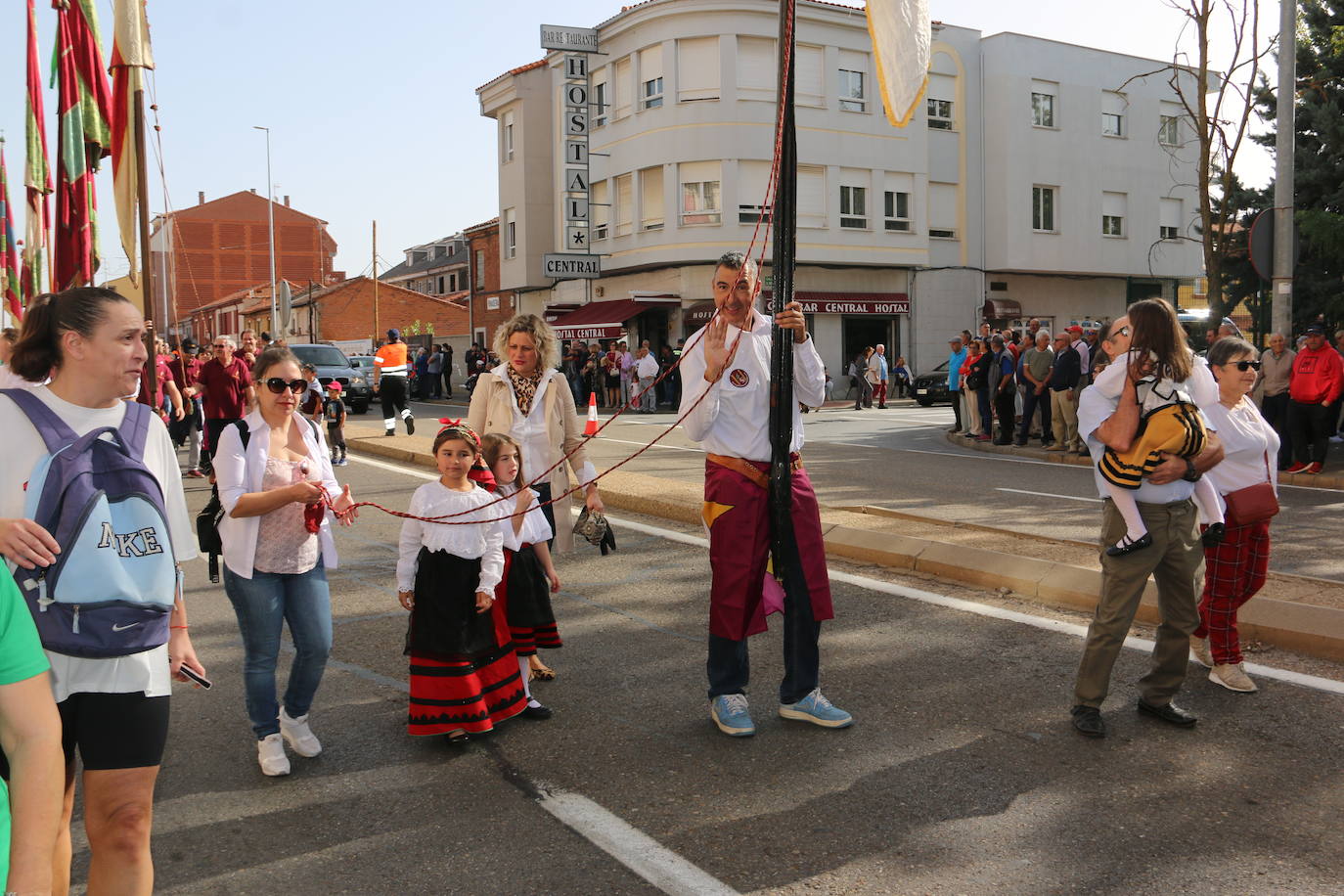 Desfile de pendones y carros engalanados en la romería de San Froilán. 