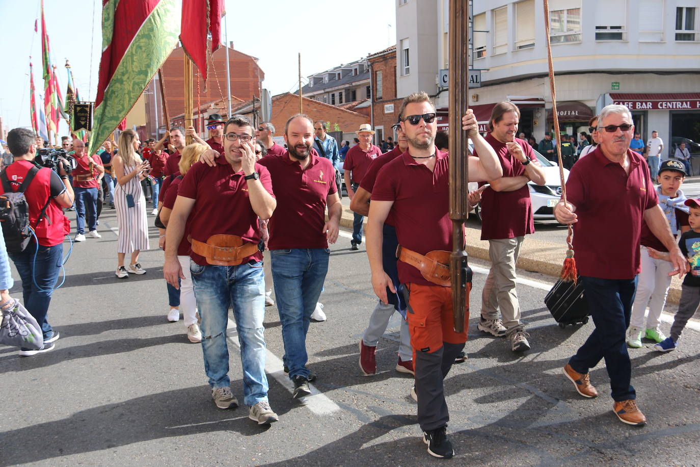 Desfile de pendones y carros engalanados en la romería de San Froilán. 