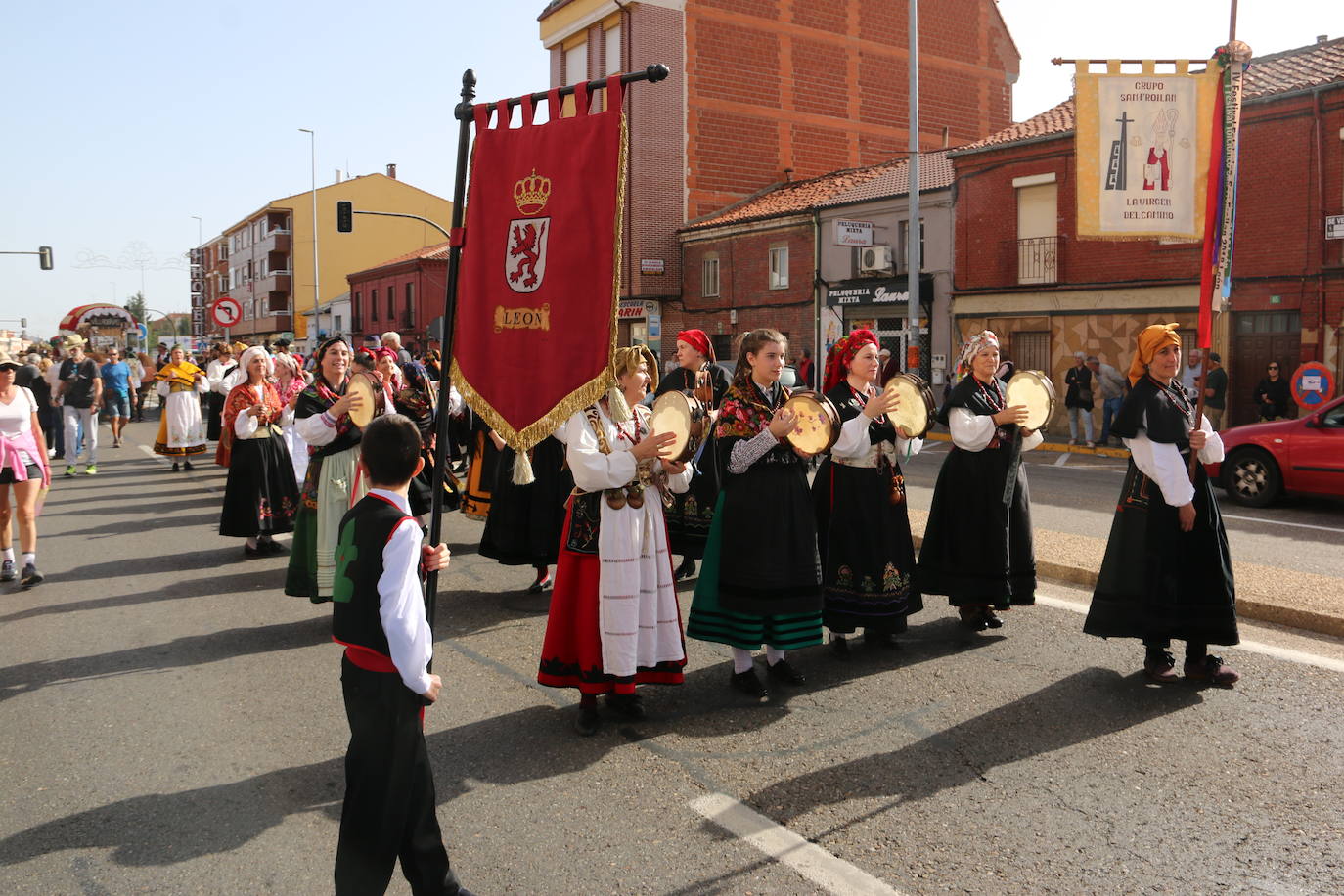 Desfile de pendones y carros engalanados en la romería de San Froilán. 