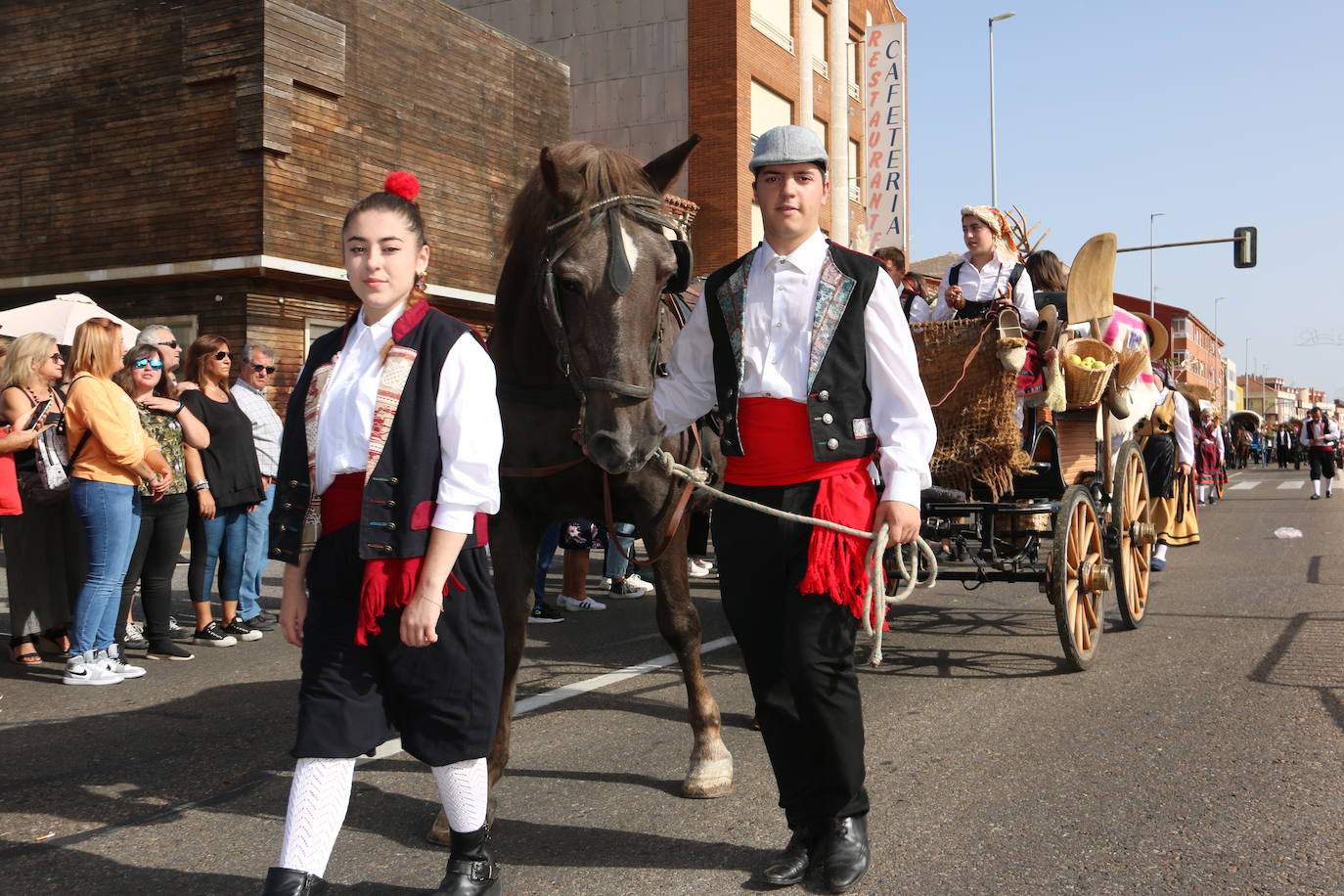 Desfile de pendones y carros engalanados en la romería de San Froilán. 