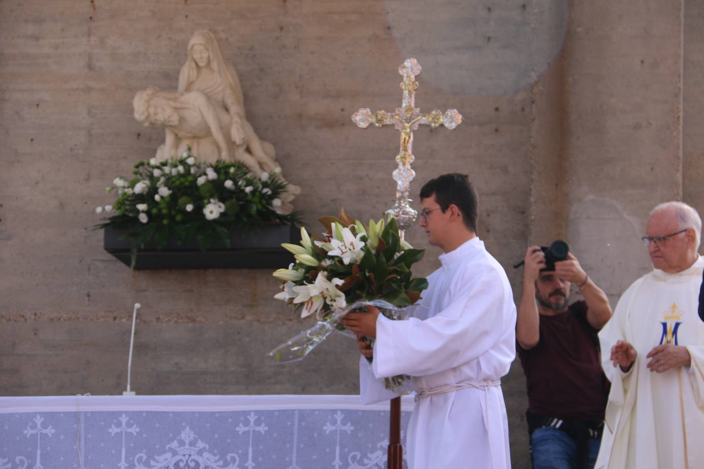 La celebración volvía a 'salir' al parque anexo a la Basílica, tras unos años donde las restricciones obligaron a llevarla a cabo en el interior del templo.