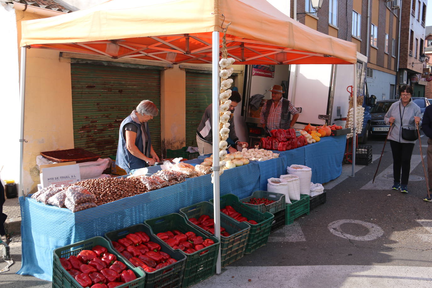 Diversos puestos de avellanas en el mercado de La Virgen del Camino. 