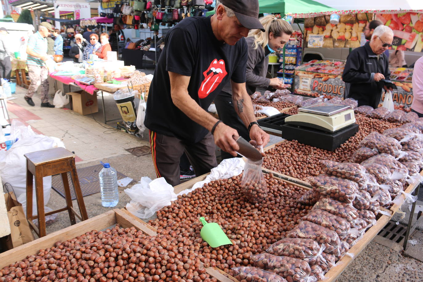 Diversos puestos de avellanas en el mercado de La Virgen del Camino. 