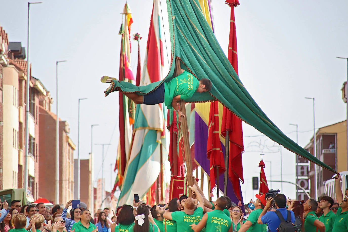 tradicional romería de pendones y carros engalanados de San Froilán y eucaristía presidida por el obispo Luis Ángel de las Heras