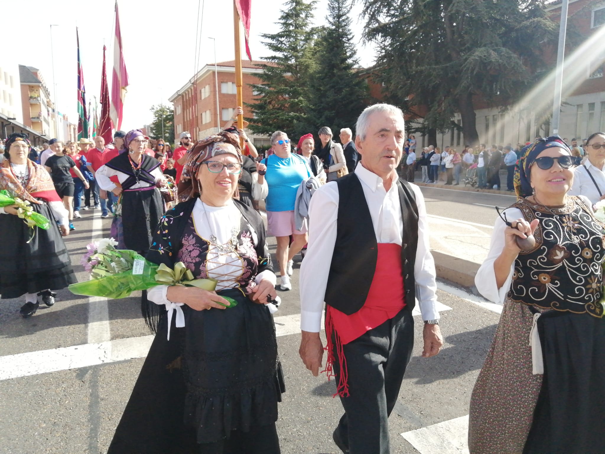 Pendones, carros engalanados y más de 50.000 romeros protagonizan el gran día de las festividades de San Froilán