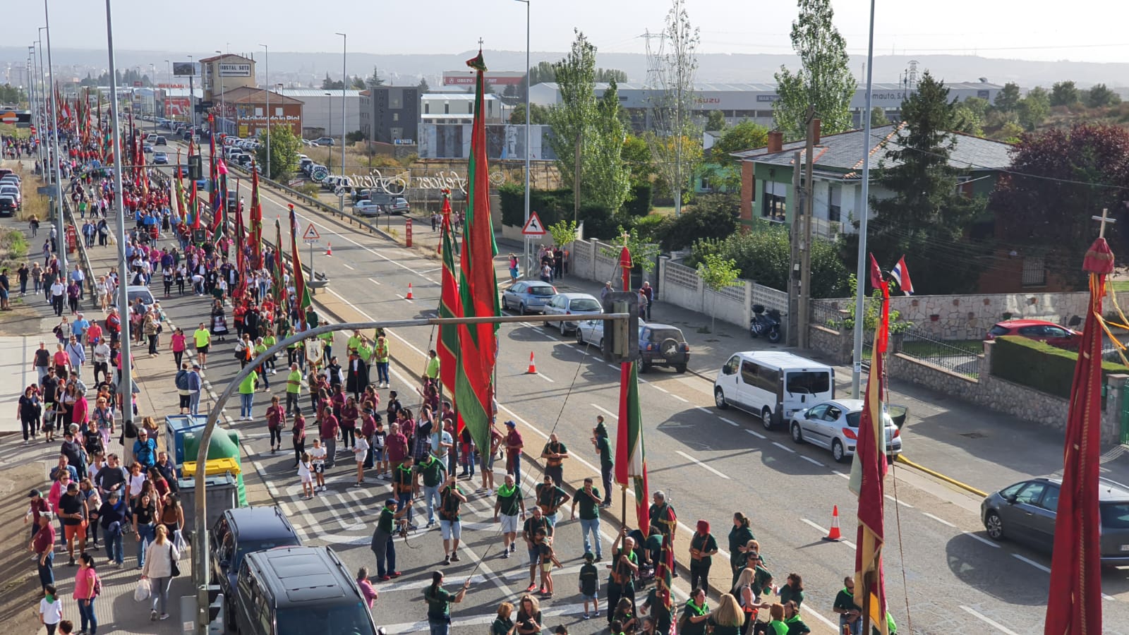 Pendones, carros engalanados y más de 50.000 romeros protagonizan el gran día de las festividades de San Froilán