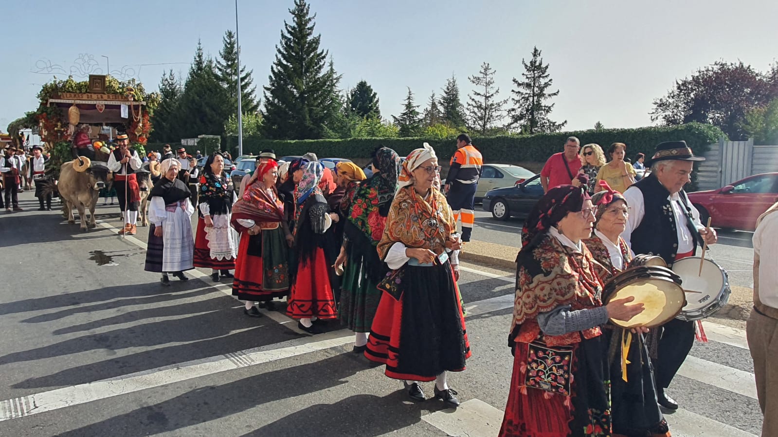 Pendones, carros engalanados y más de 50.000 romeros protagonizan el gran día de las festividades de San Froilán