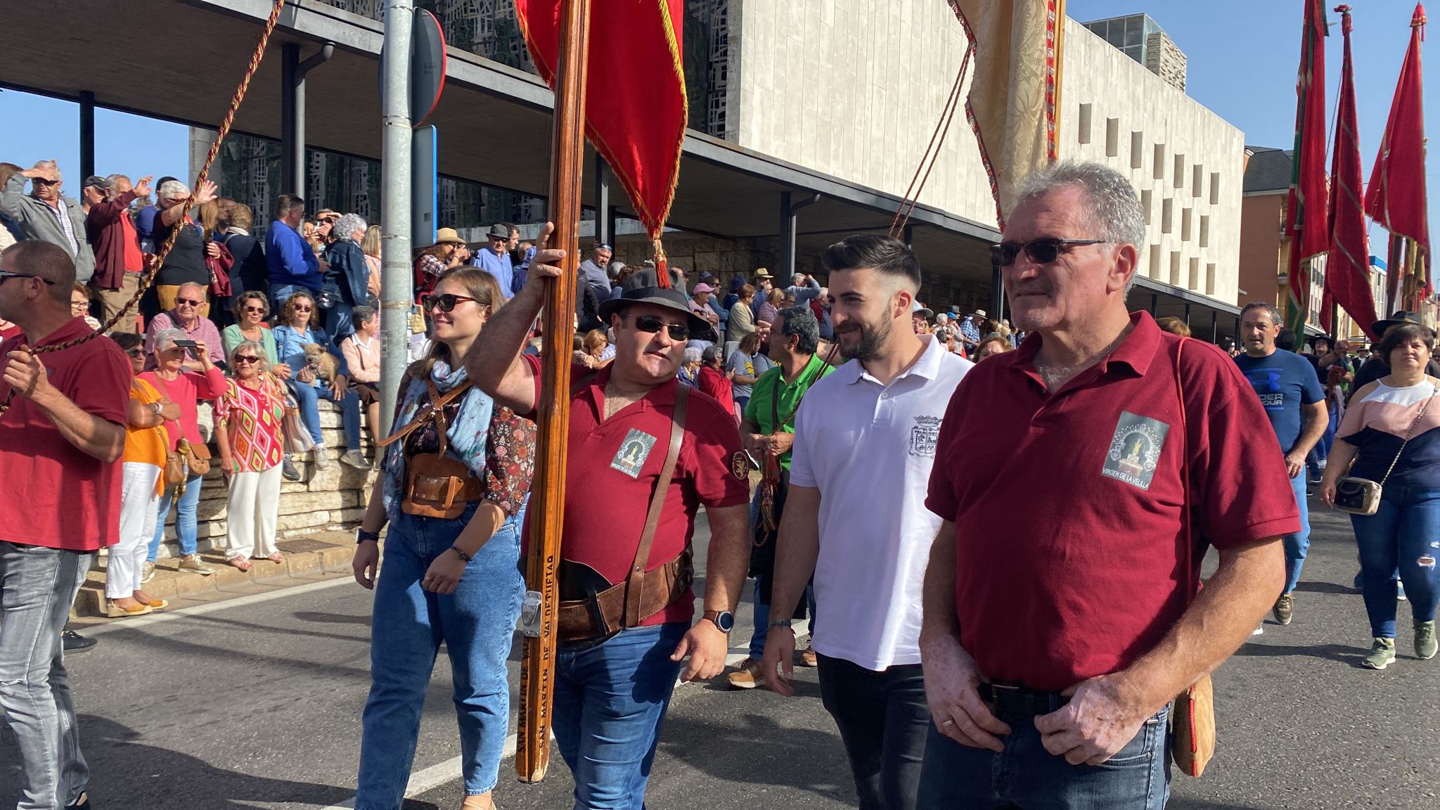 Pendones, carros engalanados y más de 50.000 romeros protagonizan el gran día de las festividades de San Froilán