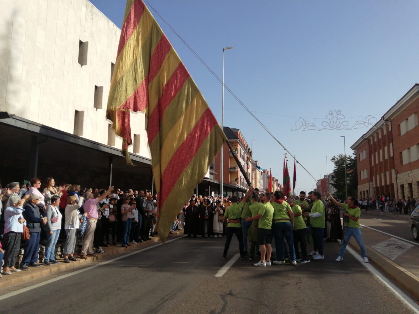 Pendones, carros engalanados y más de 50.000 romeros protagonizan el gran día de las festividades de San Froilán