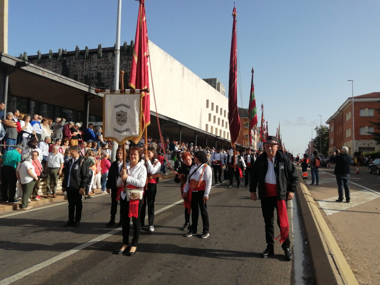 Pendones, carros engalanados y más de 50.000 romeros protagonizan el gran día de las festividades de San Froilán