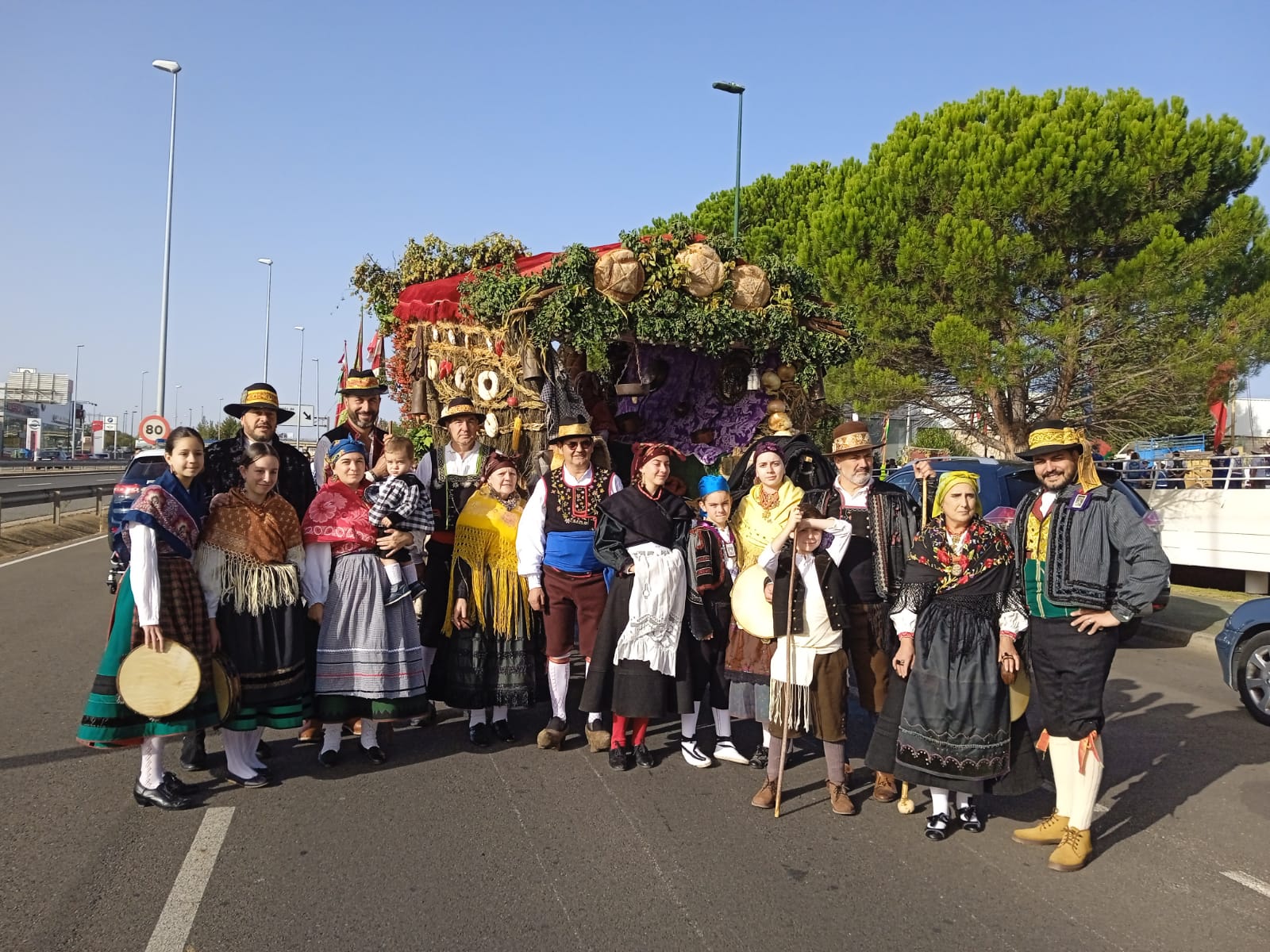 Pendones, carros engalanados y más de 50.000 romeros protagonizan el gran día de las festividades de San Froilán