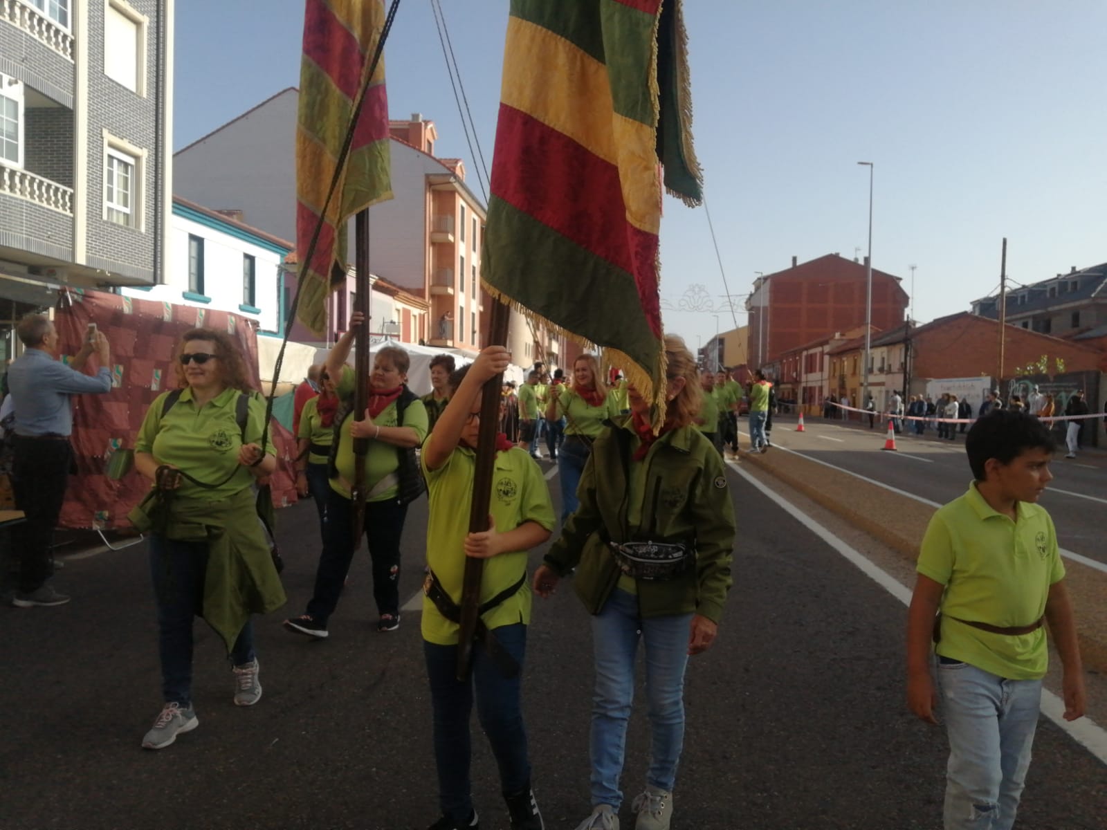 Pendones, carros engalanados y más de 50.000 romeros protagonizan el gran día de las festividades de San Froilán