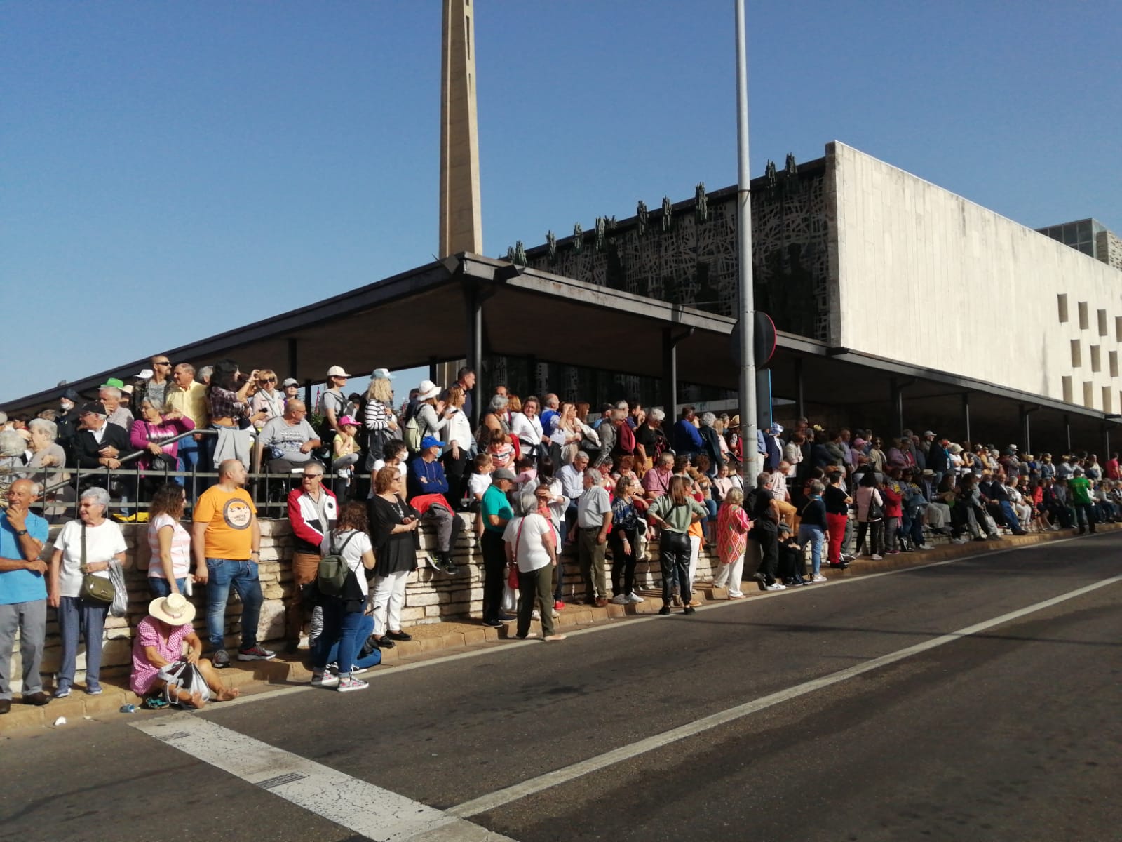 Pendones, carros engalanados y más de 50.000 romeros protagonizan el gran día de las festividades de San Froilán