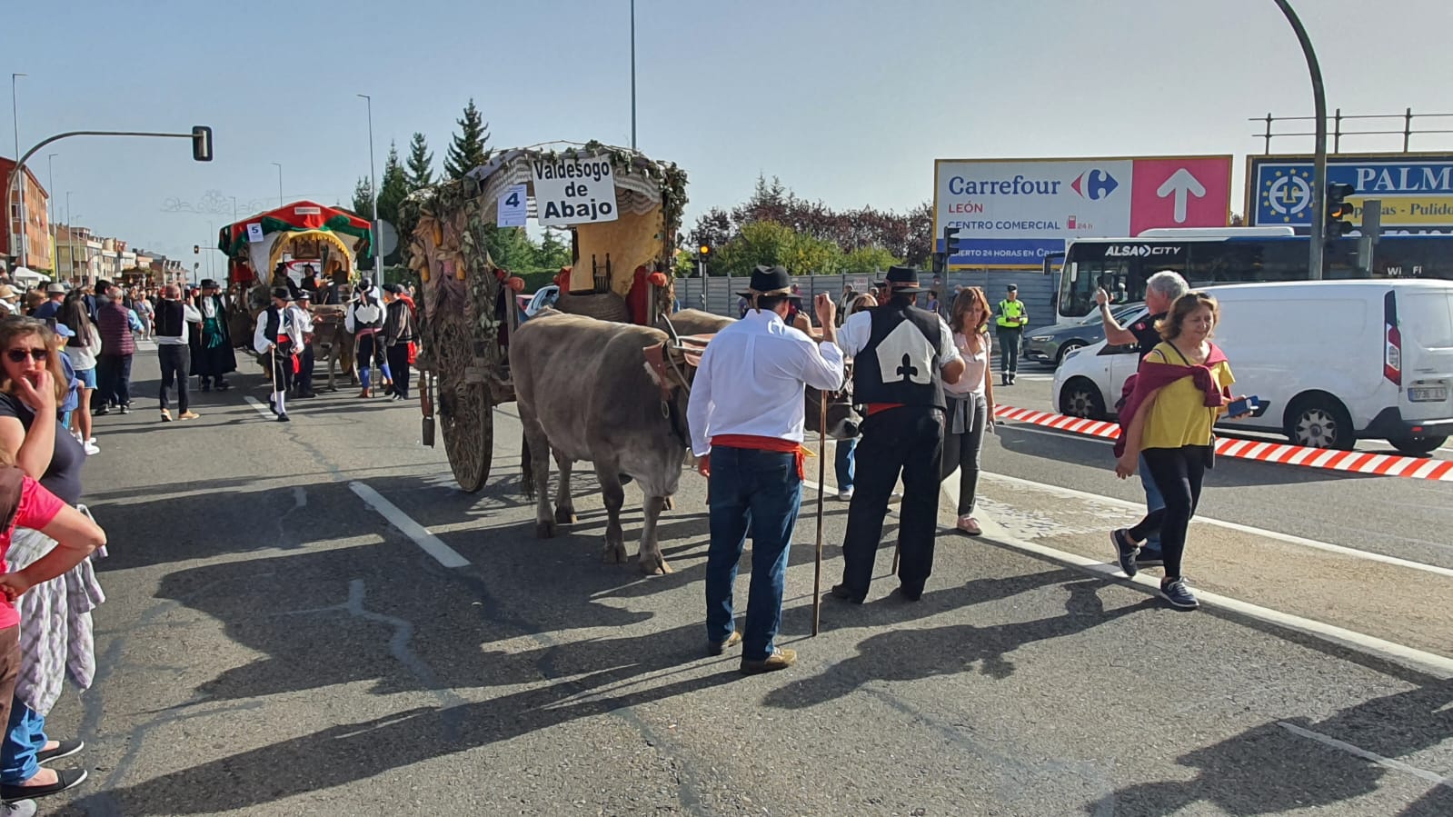 Pendones, carros engalanados y más de 50.000 romeros protagonizan el gran día de las festividades de San Froilán