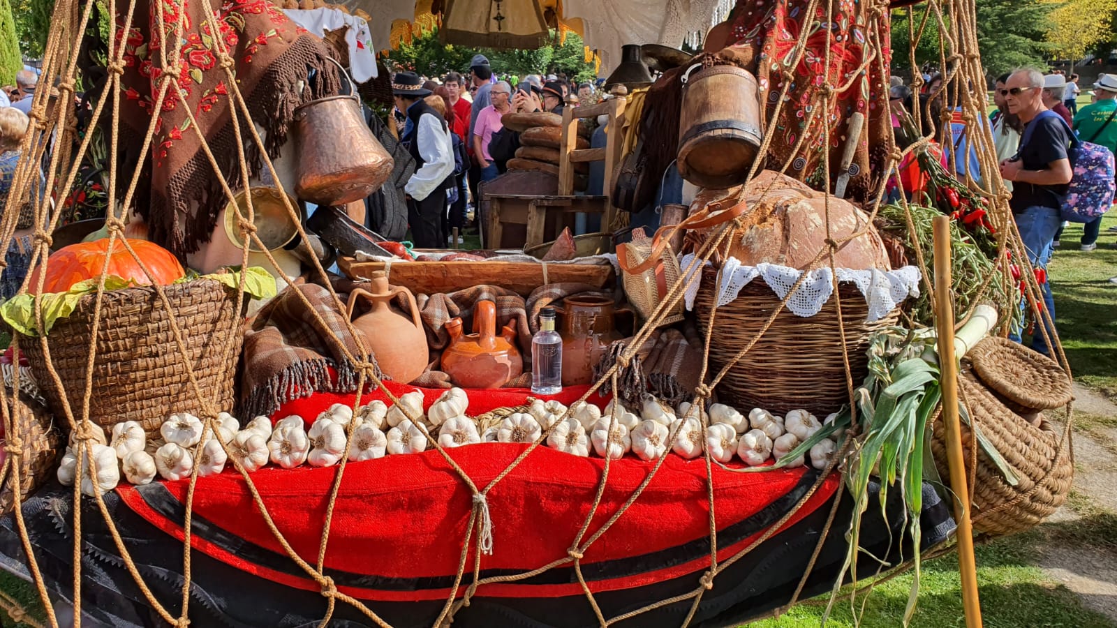 Pendones, carros engalanados y más de 50.000 romeros protagonizan el gran día de las festividades de San Froilán