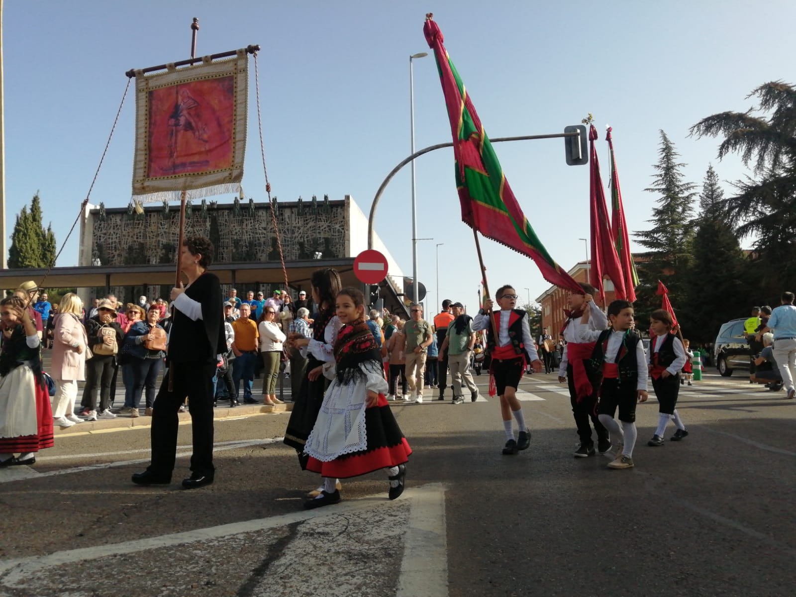 Pendones, carros engalanados y más de 50.000 romeros protagonizan el gran día de las festividades de San Froilán