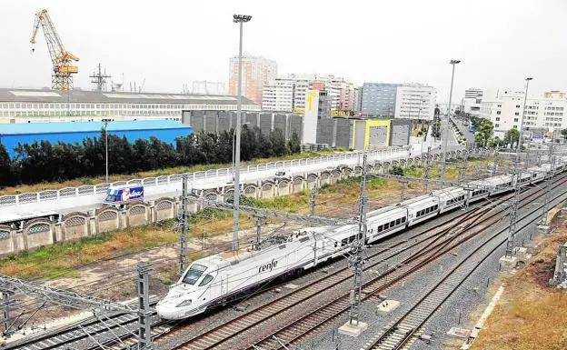 Entrada de un tren Alvia a una estación.