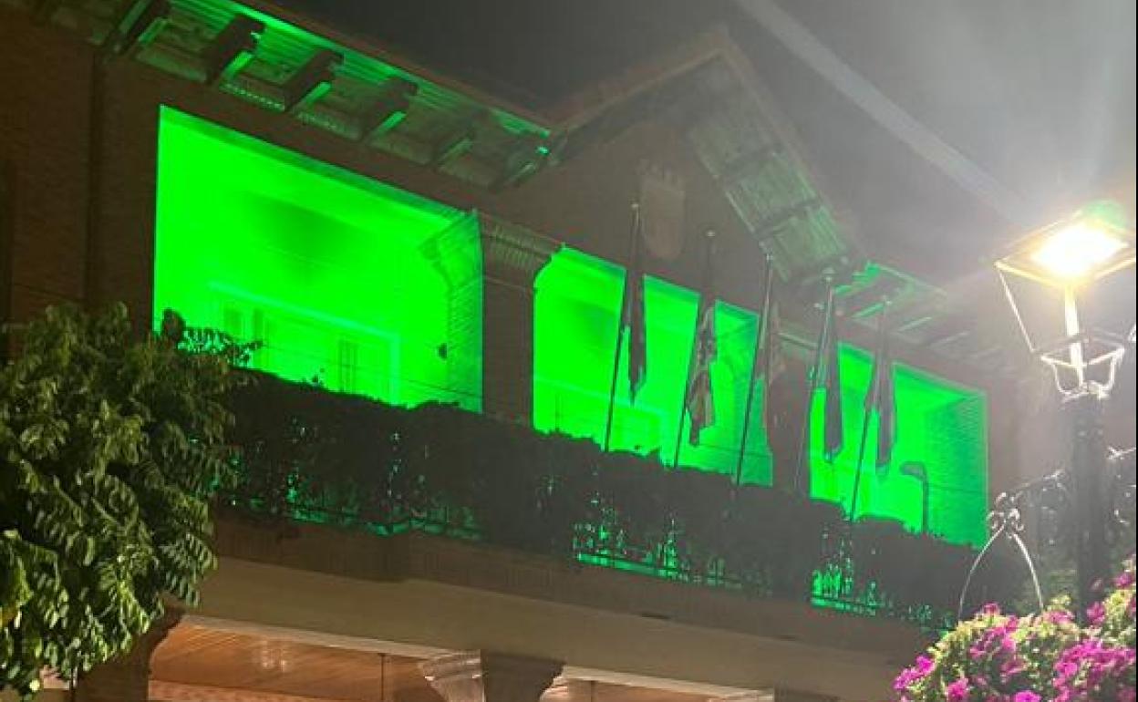 Santa María del Páramo ilumina la fachada del ayuntamiento de color verde en reconocimiento a la Guardia Civil