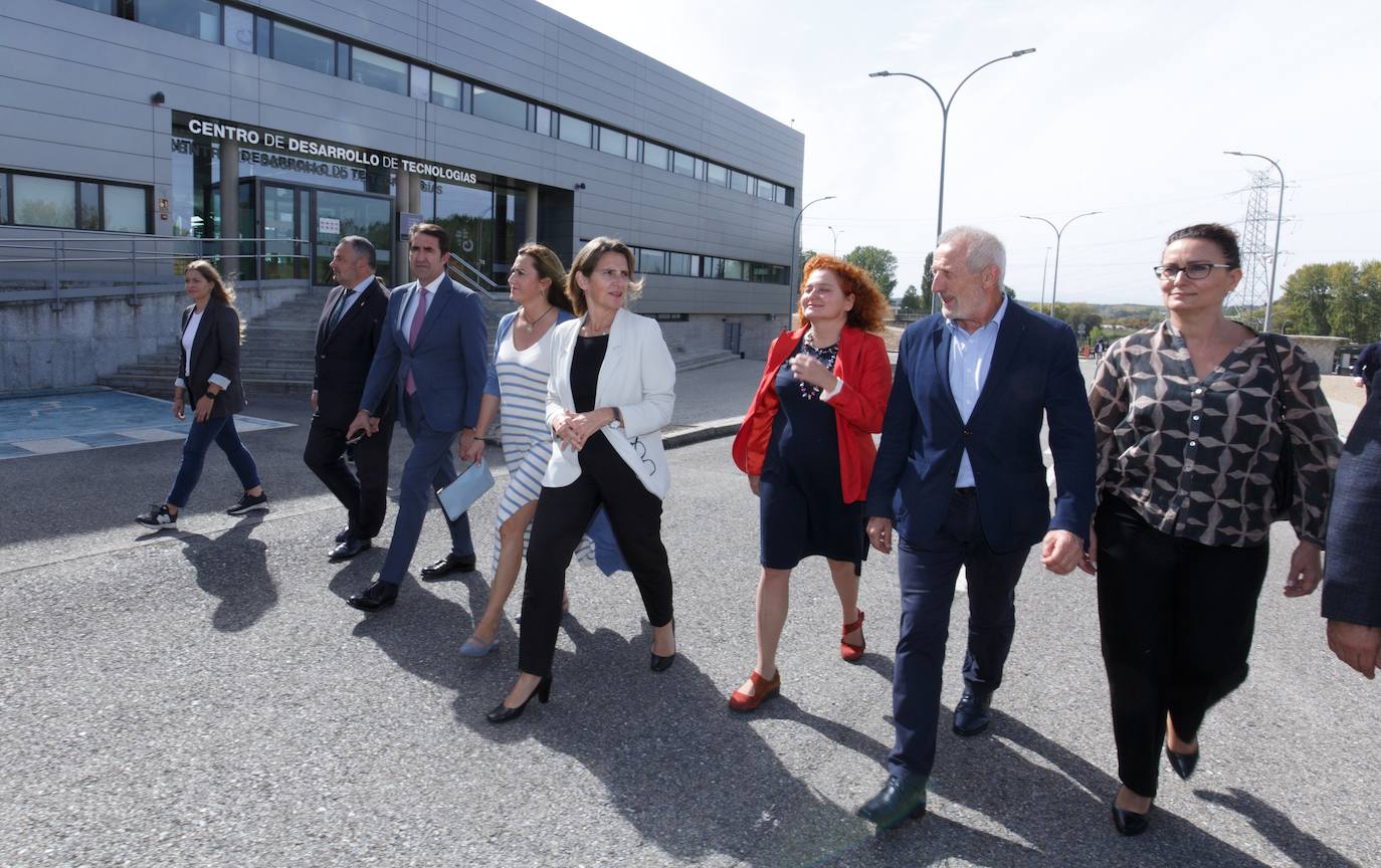 La vicepresidenta del Gobierno y ministra para la Transición Ecológica y el Reto Demográfico, Teresa Ribera, durante su visita las instalaciones de la Fundación Ciudad de la Energía, Ciuden, en Cubillos del Sil.