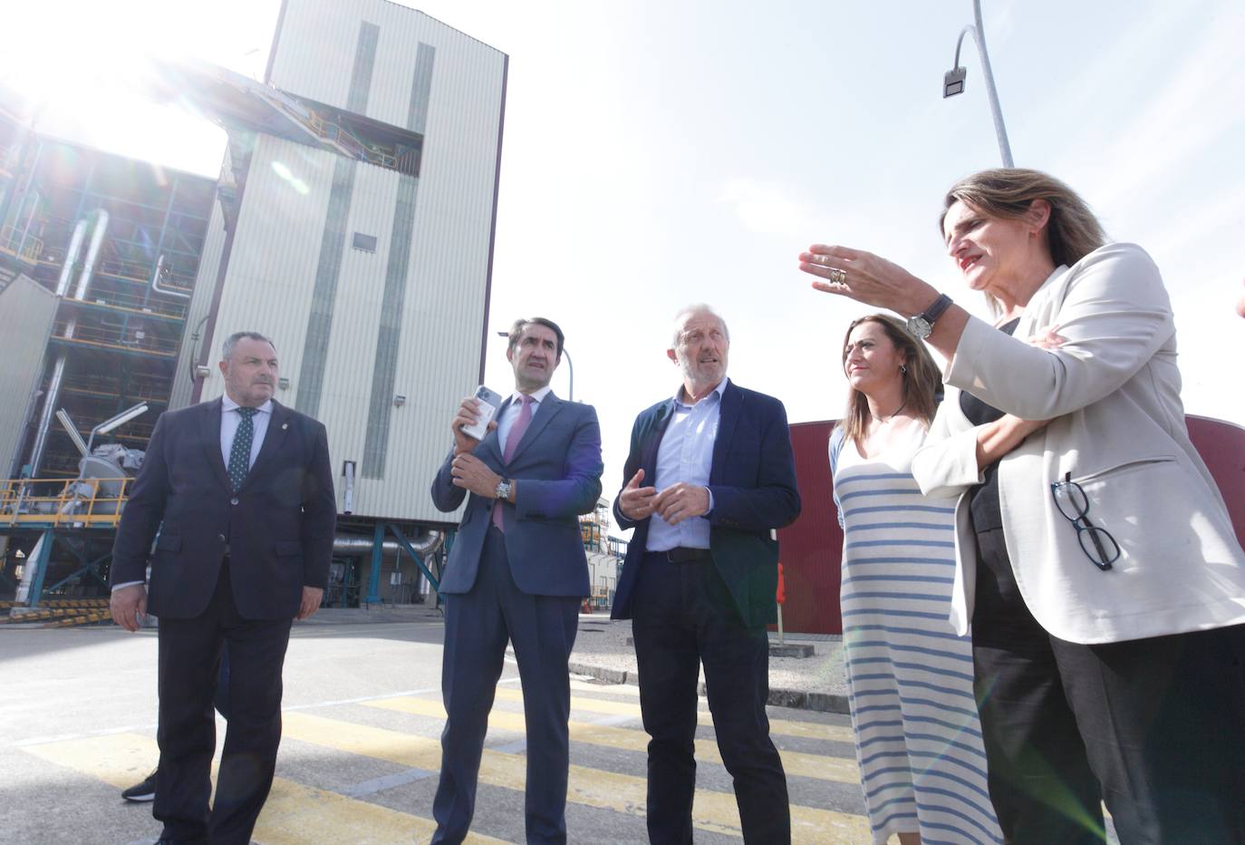 La vicepresidenta del Gobierno y ministra para la Transición Ecológica y el Reto Demográfico, Teresa Ribera, durante su visita las instalaciones de la Fundación Ciudad de la Energía, Ciuden, en Cubillos del Sil.