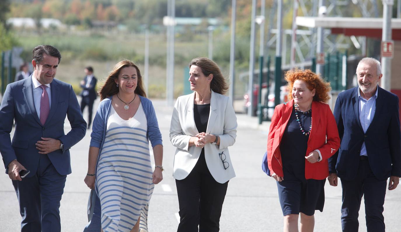 La vicepresidenta del Gobierno y ministra para la Transición Ecológica y el Reto Demográfico, Teresa Ribera, durante su visita las instalaciones de la Fundación Ciudad de la Energía, Ciuden, en Cubillos del Sil.