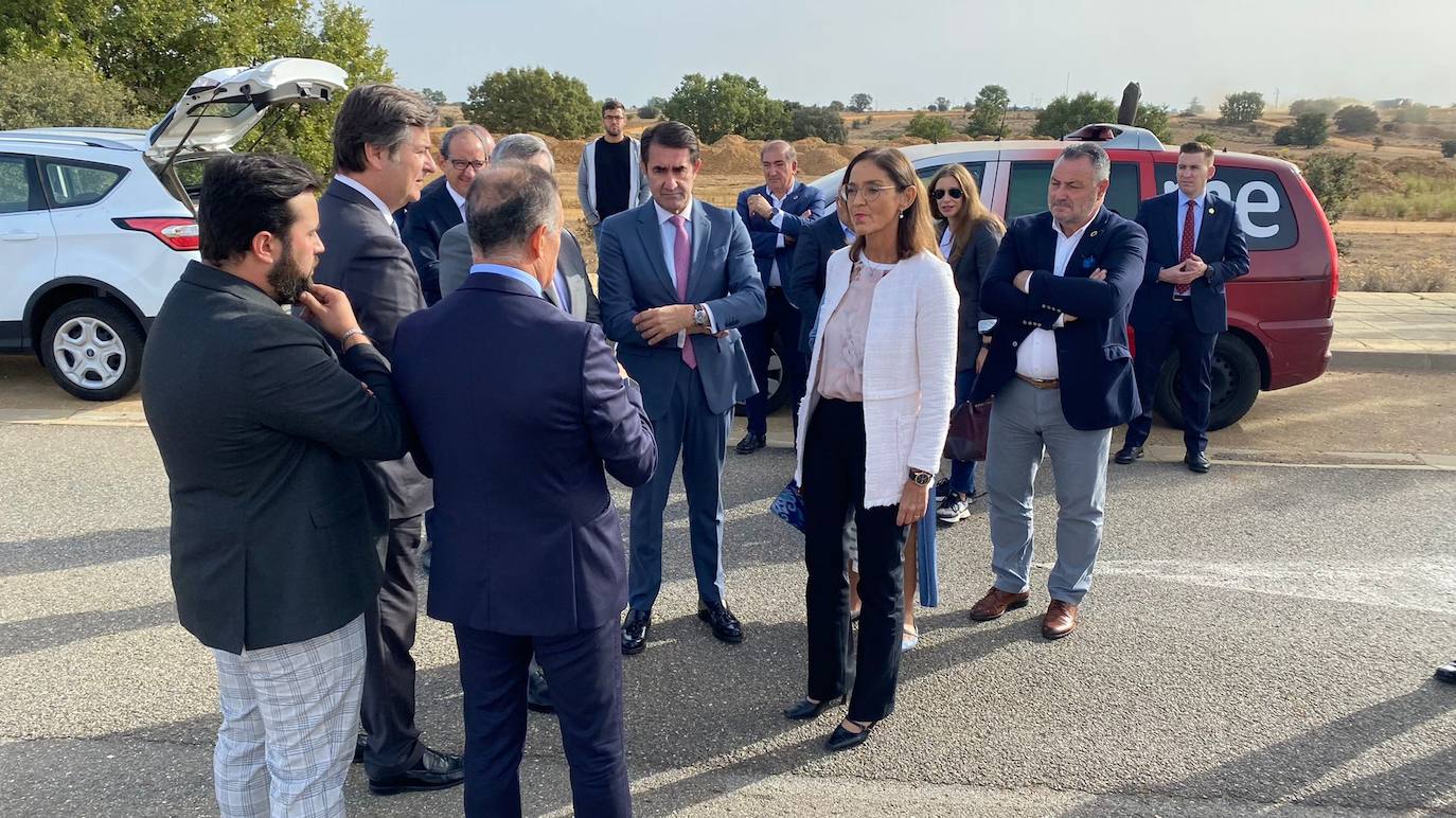 La ministra de Industria, Comercio y Turismo, Reyes Maroto, la delegada del Gobierno, Virginia Barcones, y el consejero de Medio Ambiente, Juan Carlos Suárez-Quiñones, visitan la planta siderúrgica del grupo NSR en la localidad leonesa de Villadangos del Páramo. Antes, la delegación visitará ha visitado los trabajos llevados a cabo para la nueva línea férrea que llegará a pie de fábrica hasta Villadangos. 