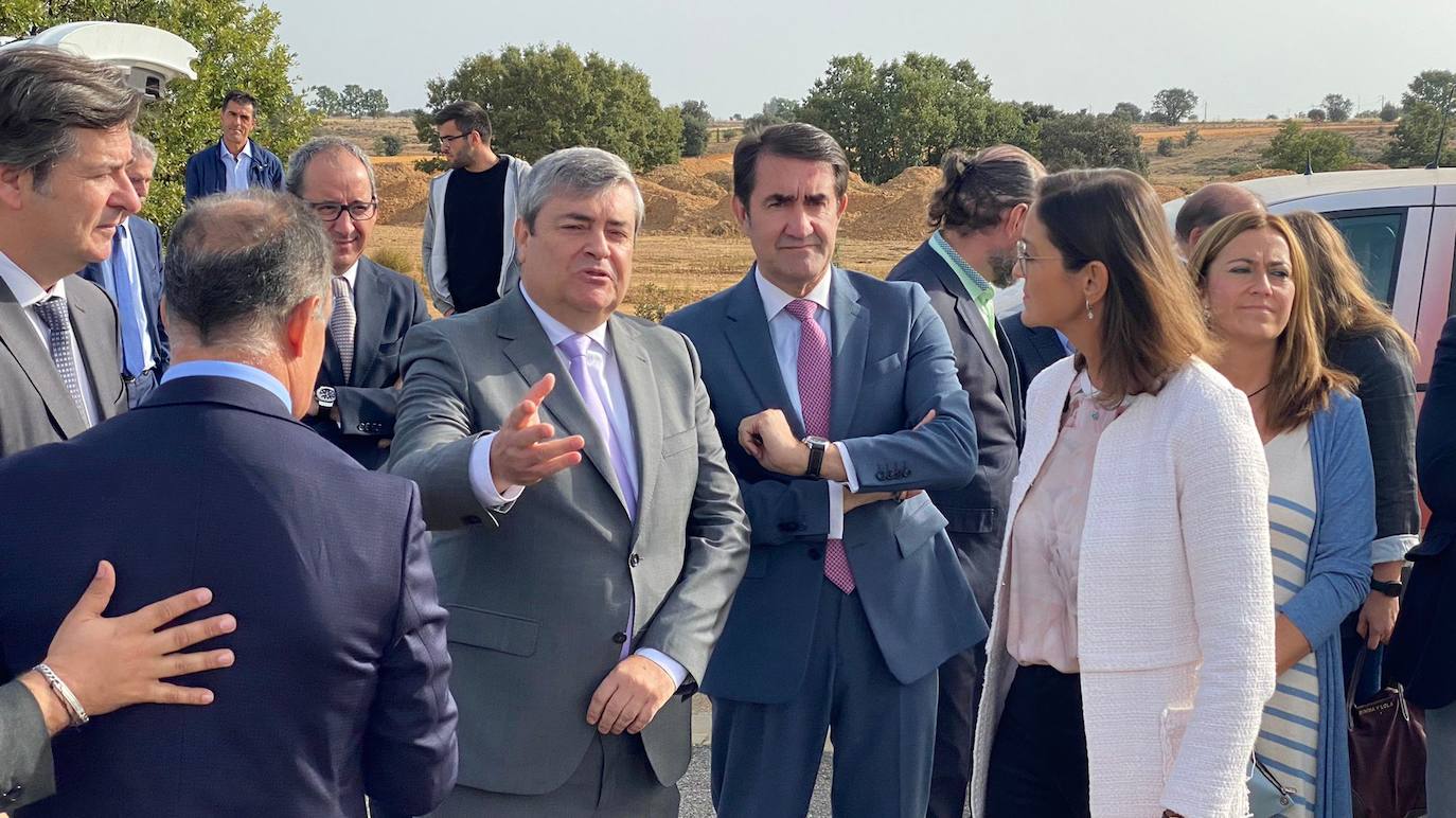 La ministra de Industria, Comercio y Turismo, Reyes Maroto, la delegada del Gobierno, Virginia Barcones, y el consejero de Medio Ambiente, Juan Carlos Suárez-Quiñones, visitan la planta siderúrgica del grupo NSR en la localidad leonesa de Villadangos del Páramo. Antes, la delegación visitará ha visitado los trabajos llevados a cabo para la nueva línea férrea que llegará a pie de fábrica hasta Villadangos. 