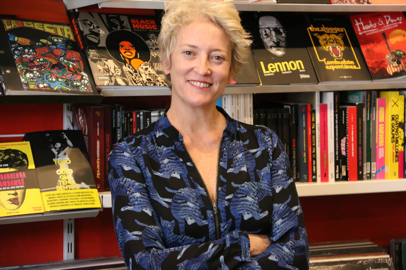 La leonesa Alicia García, referente de la cultura leonesa , posando en el interior de su tienda, Elektra Comics 