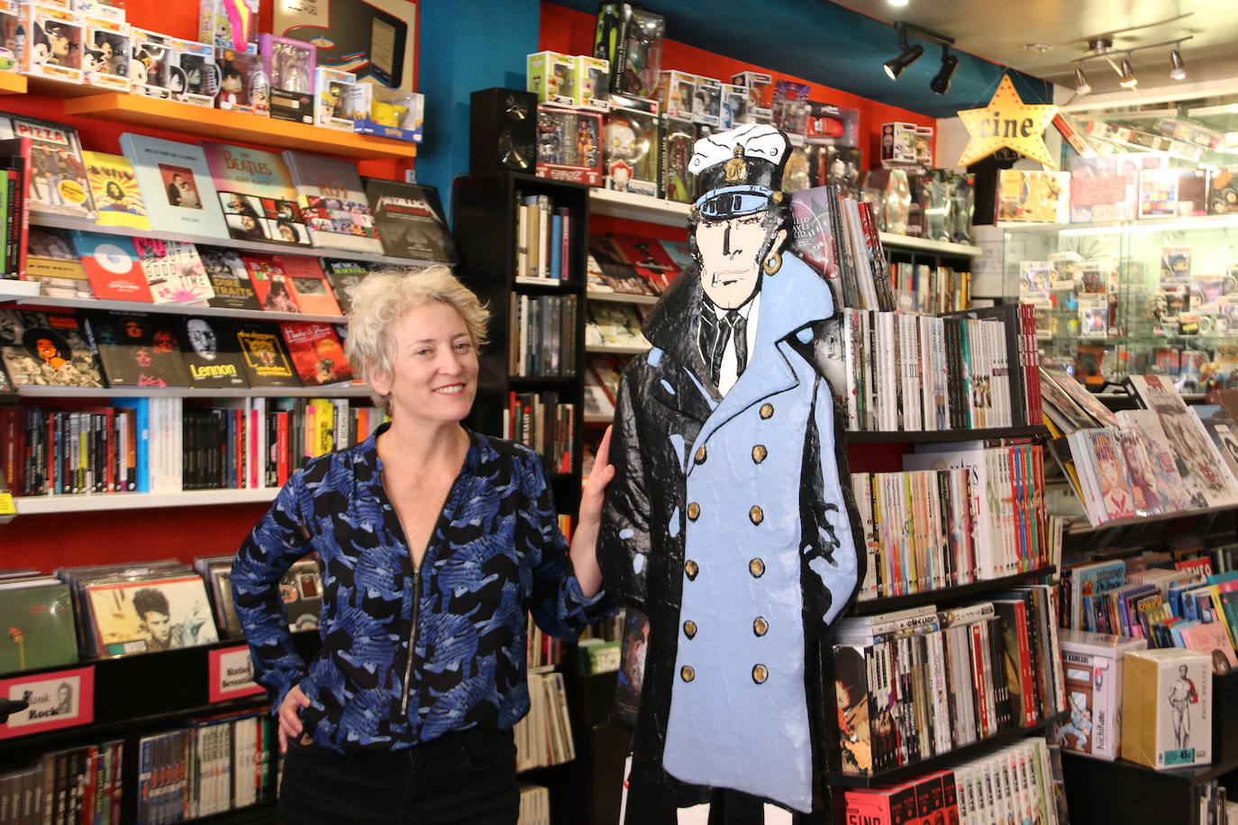 La leonesa Alicia García, referente de la cultura leonesa , posando en el interior de su tienda, Elektra Comics 