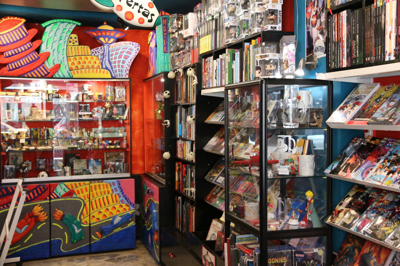 La leonesa Alicia García, referente de la cultura leonesa , posando en el interior de su tienda, Elektra Comics 
