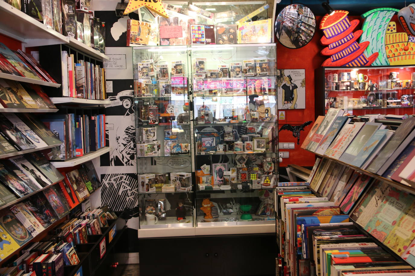 La leonesa Alicia García, referente de la cultura leonesa , posando en el interior de su tienda, Elektra Comics 