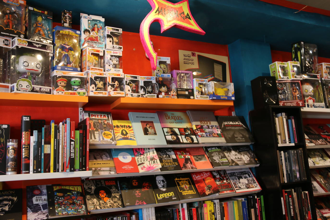 La leonesa Alicia García, referente de la cultura leonesa , posando en el interior de su tienda, Elektra Comics 