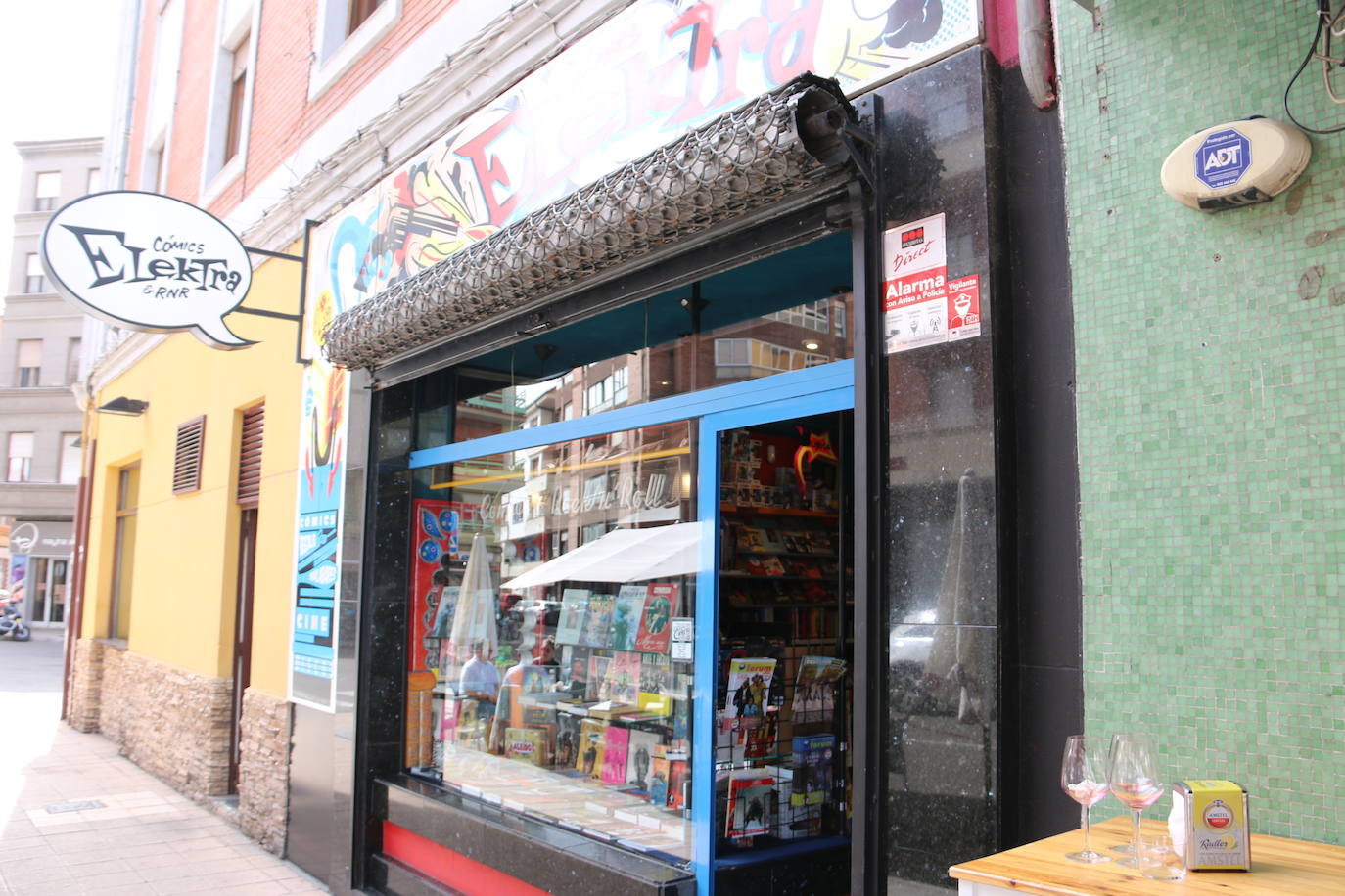 La leonesa Alicia García, referente de la cultura leonesa , posando en el interior de su tienda, Elektra Comics 