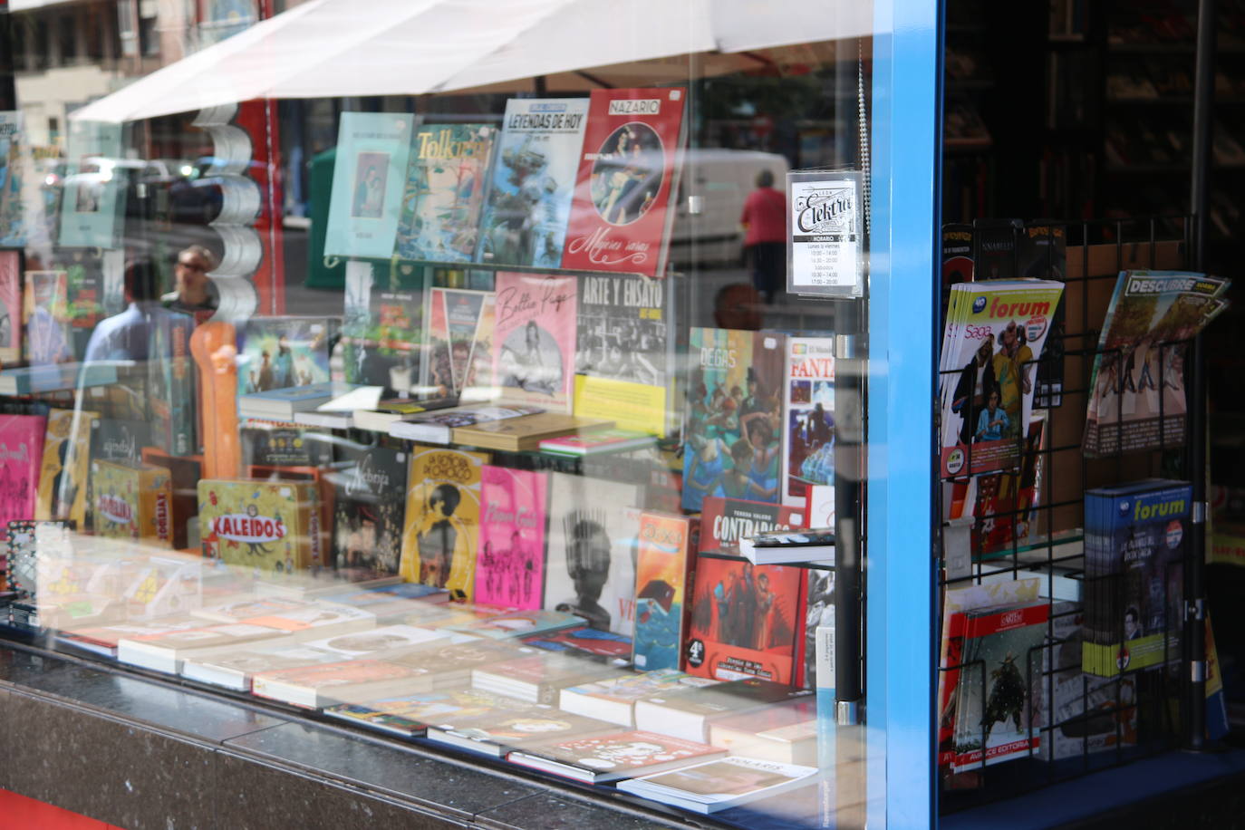 La leonesa Alicia García, referente de la cultura leonesa , posando en el interior de su tienda, Elektra Comics 