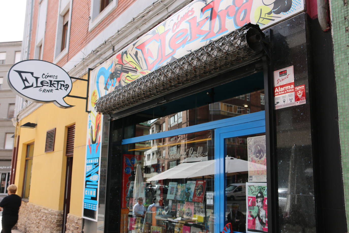 La leonesa Alicia García, referente de la cultura leonesa , posando en el interior de su tienda, Elektra Comics 