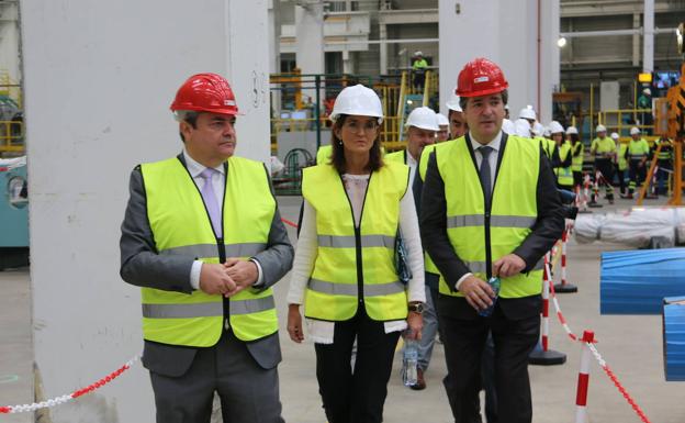 Reyes Maroto, este jueves, durante su visita al Polígono Industrial de Villadangos del Páramo. 