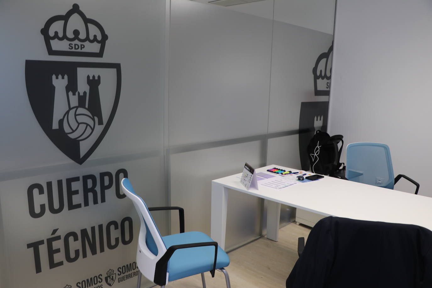 La entidad blanquiazul muestra las notables mejoras acometidas en El Toralín, que marcan el desarrollo futuro de su proyecto deportivo. La investión en los dos últimos años alcanza los cinco millones de euros. 