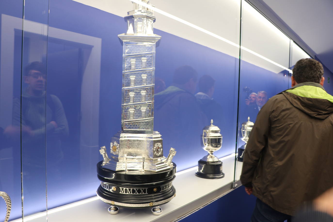 La entidad blanquiazul muestra las notables mejoras acometidas en El Toralín, que marcan el desarrollo futuro de su proyecto deportivo. La investión en los dos últimos años alcanza los cinco millones de euros. 