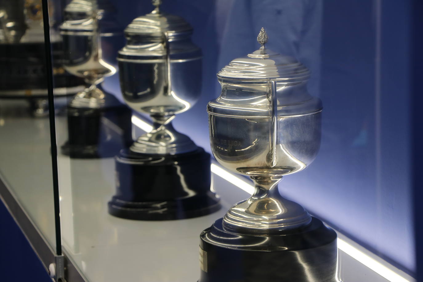 La entidad blanquiazul muestra las notables mejoras acometidas en El Toralín, que marcan el desarrollo futuro de su proyecto deportivo. La investión en los dos últimos años alcanza los cinco millones de euros. 