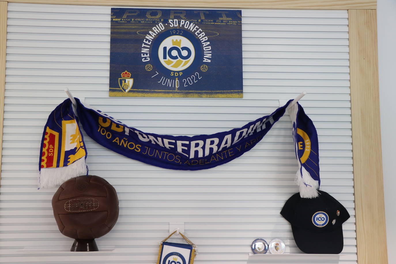 La entidad blanquiazul muestra las notables mejoras acometidas en El Toralín, que marcan el desarrollo futuro de su proyecto deportivo. La investión en los dos últimos años alcanza los cinco millones de euros. 