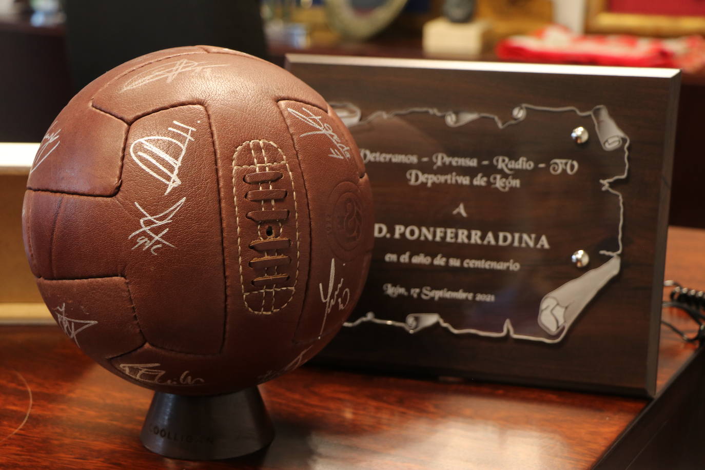 La entidad blanquiazul muestra las notables mejoras acometidas en El Toralín, que marcan el desarrollo futuro de su proyecto deportivo. La investión en los dos últimos años alcanza los cinco millones de euros. 